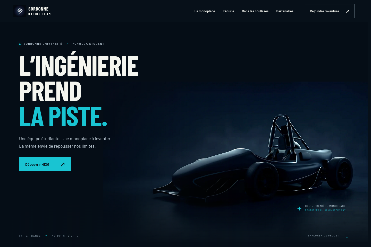 Performance : un site bleu nuit avec la monoplace au premier plan.