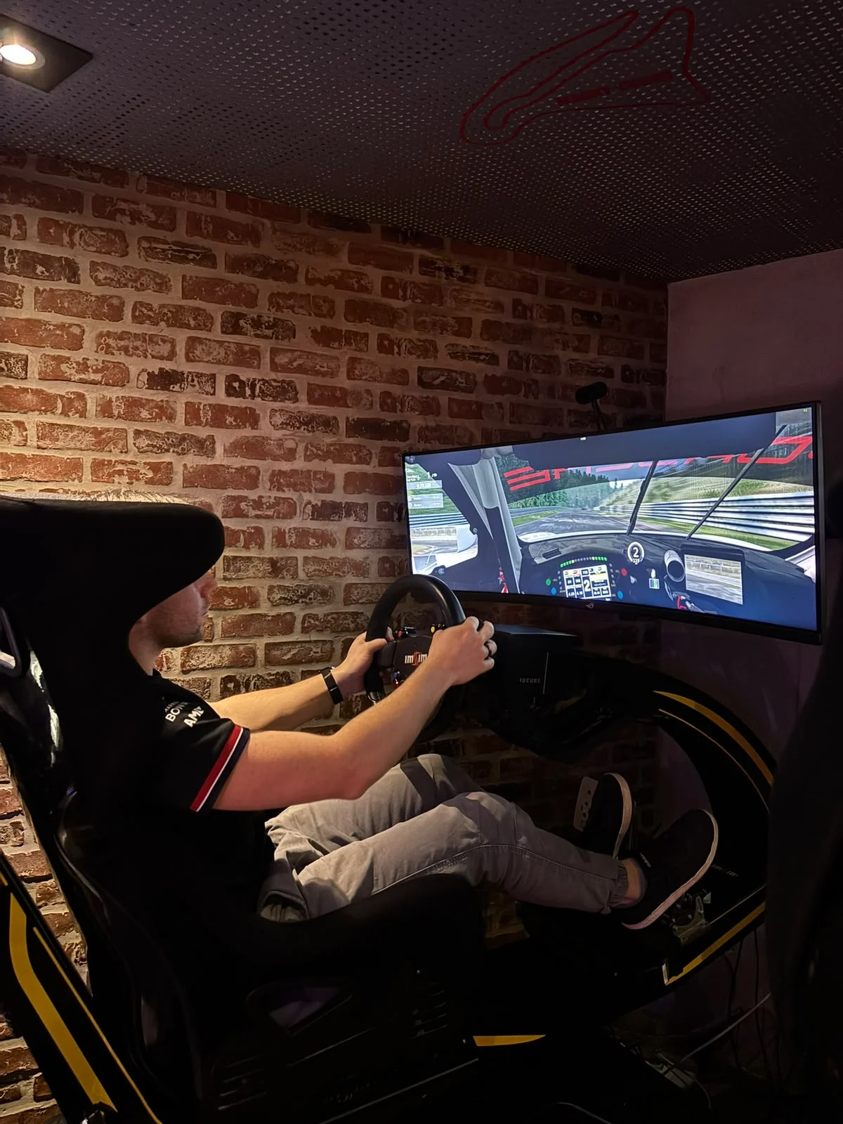 Un membre SRT au volant d’un simulateur de course