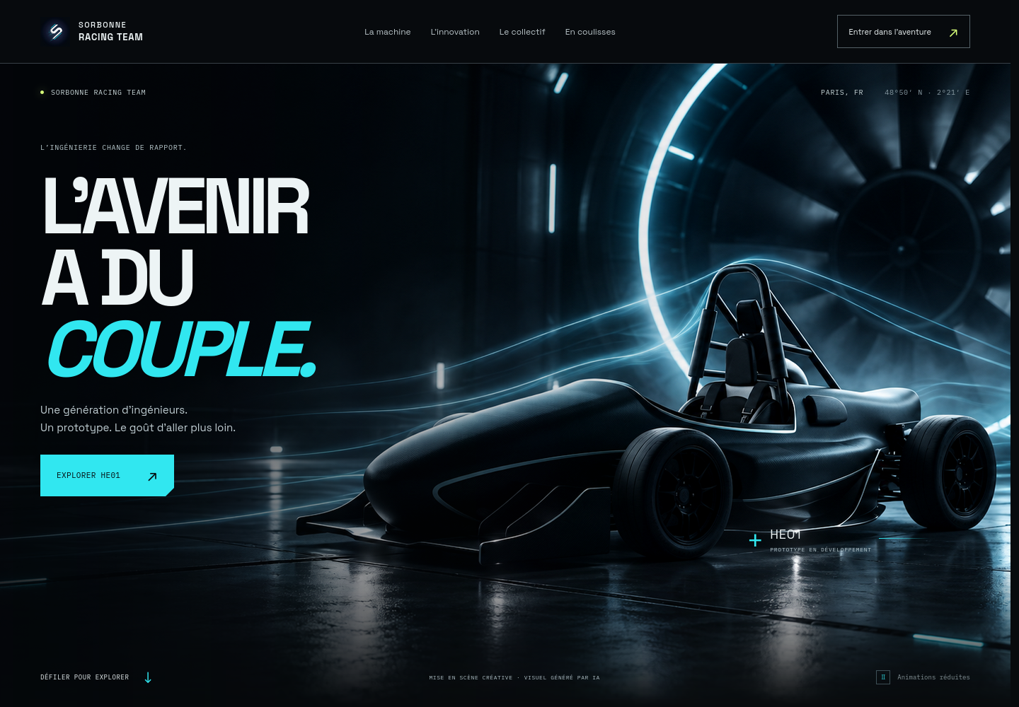 APEX : une monoplace dans une soufflerie futuriste, avec des lumières cyan sur fond carbone.